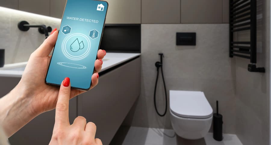 Smartphone app notifies homeowner of water infiltration